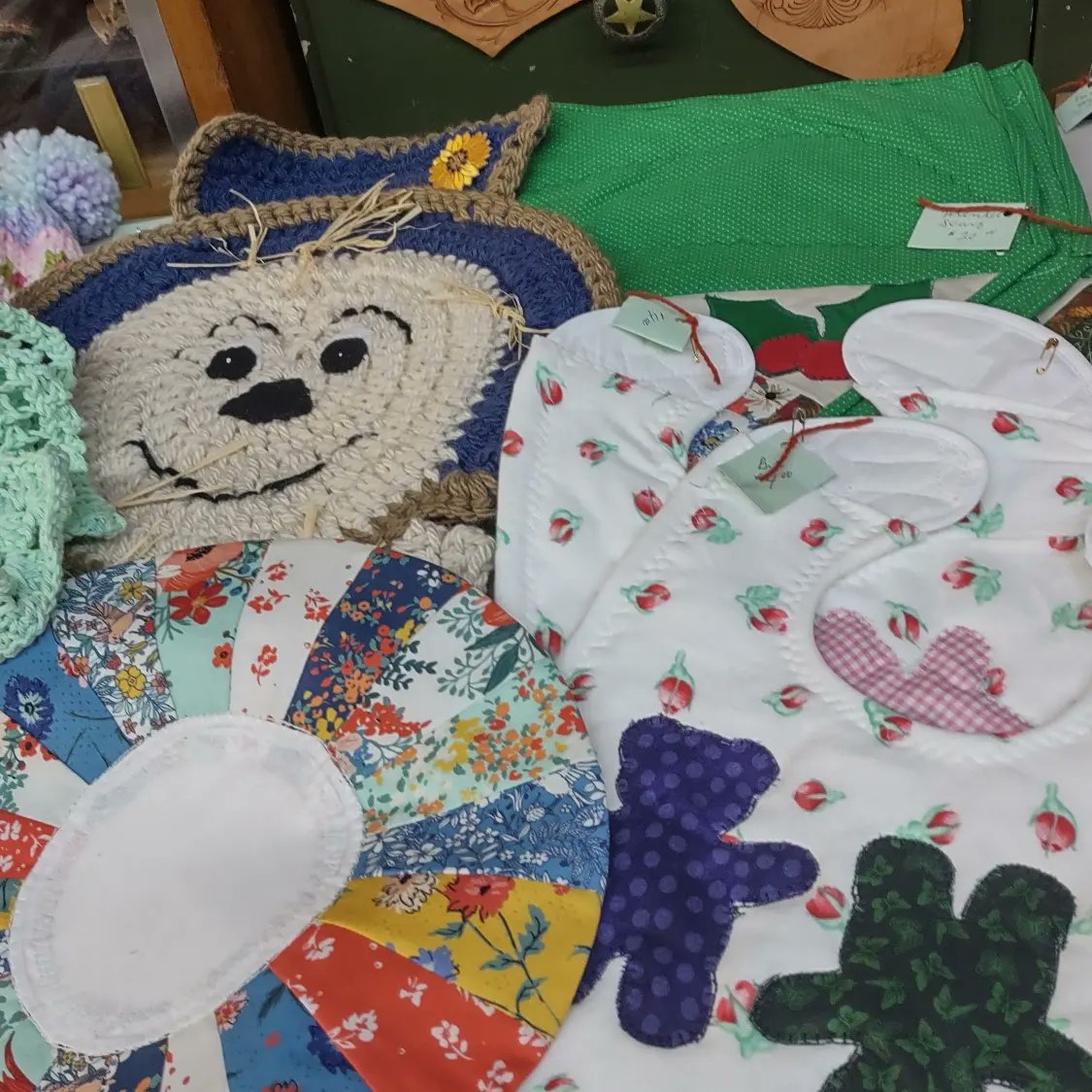 StandingBears's tweet photo. Darlene's Craft Creations Sale December 17th & 18th 2022 https://t.co/Vfi9xEHoF8 #BuyorDIY #craft #sale #craftsale #crochet #sewing #quilting #handmade #craftevent #Leatherwork #Leathercraft #LeathercraftSupplies #LetsTalkLeather #shopping #shopsmall #shophandmade https://t.co/6zsPbbBtw8