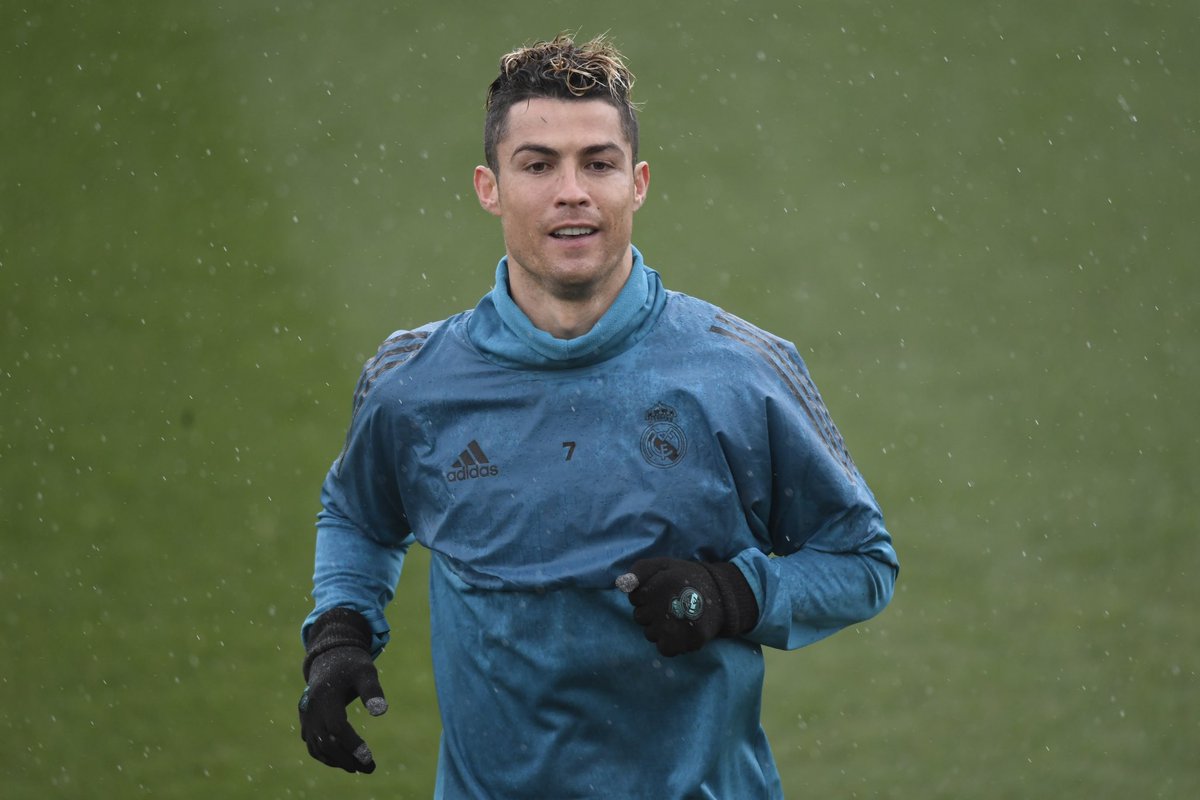 🚨 All Real Madrid academy players wanted to meet Cristiano Ronaldo & take pictures, When the news broke that he is training in Valdebebas @relevo