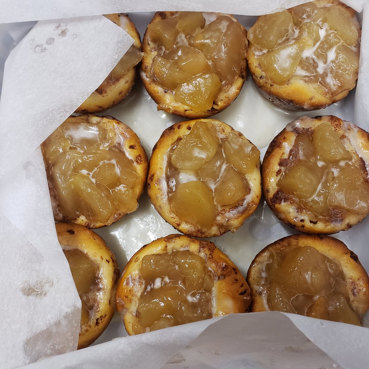 FMcDonald_JDS's tweet image. Secret Santa coming in clutch!  Ladies and gentlemen these are cinammon rolls stuffed with apples. #sweetthings