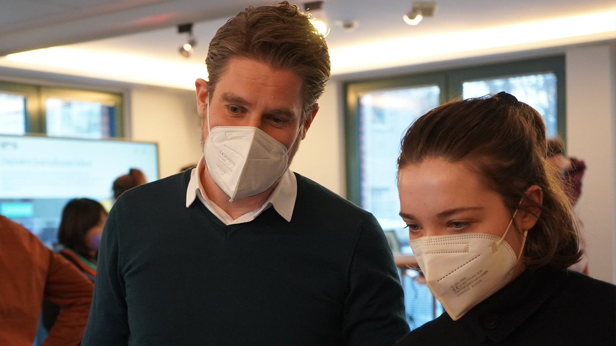 Premiere für #ems13: Zum Abschluss des Aufbaublocks haben die Volos ihre Gesell*innenstücke präsentiert. 🙌Zweieinhalb Wochen haben sie jeweils alleine an einer Multimedia-Recherche oder ihrem ersten langen Film gearbeitet.
👇Zu den Geschichten👇
 ems-babelsberg.de/allgemein/ems1…