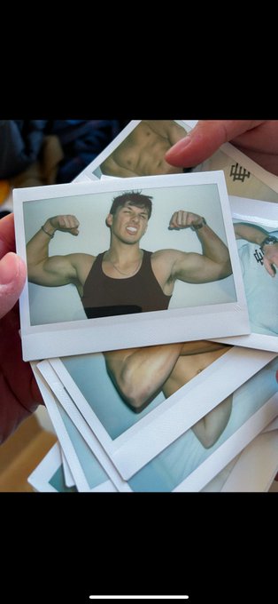 new profile pic? https://t.co/6xSdSTNMGn