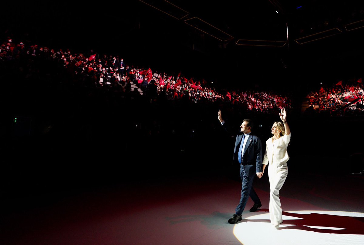 Asla kabul edilemeyecek, hukuk dışı kararlarla ülkesini seven insanları yıldıramayacaksınız. Biz direnmeye, herkesin kendini güvende hissedebileceği bir hukuk düzenini ülkemizde yeniden inşa etmek için mücadele etmeye devam edeceğiz. <a href="/ekrem_imamoglu/">Ekrem İmamoğlu</a>