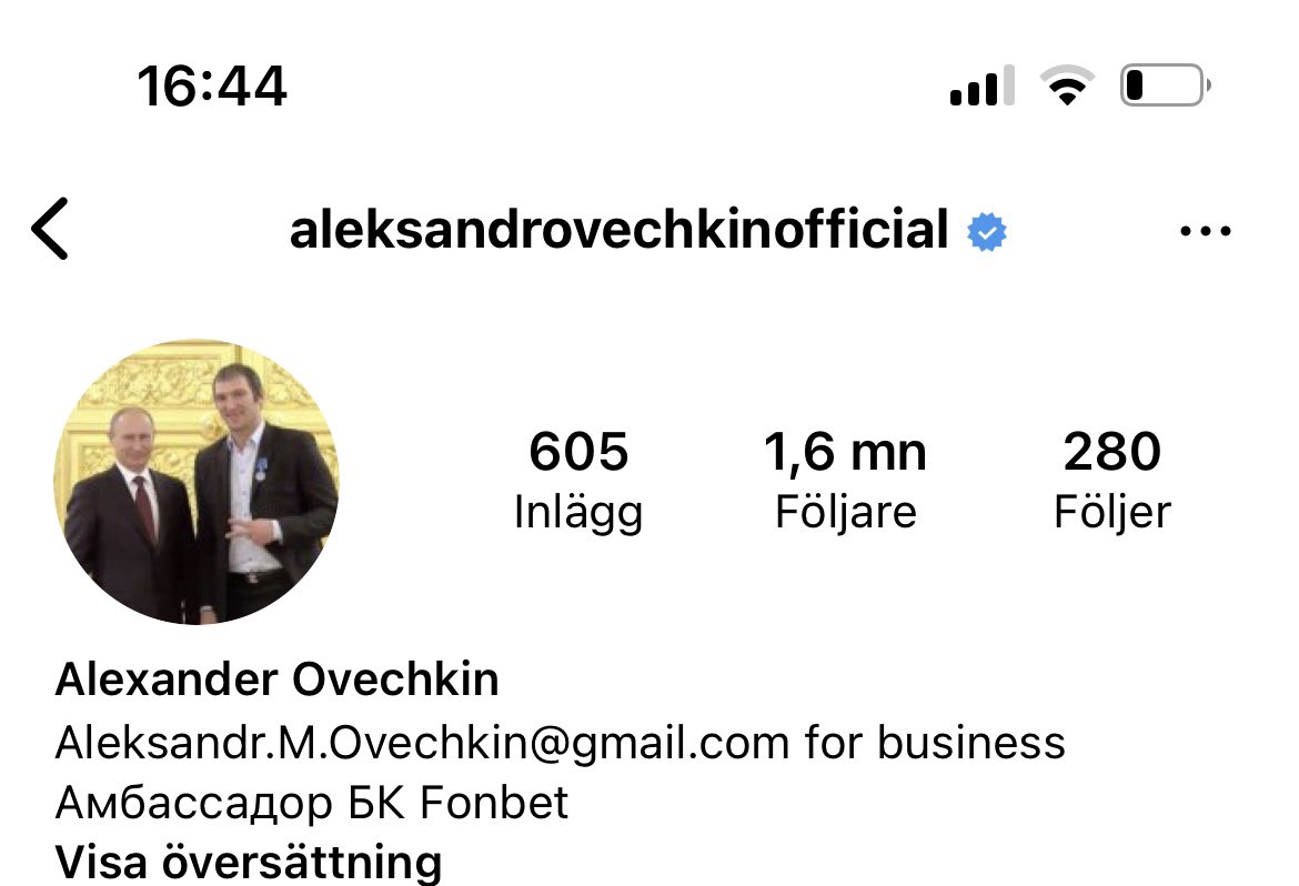 Bomberna faller över civila i Ukraina.
Då kan jag inte jubla över att diktatorns favoritspelare i NHL gör mål.
Det går inte. Det är omöjligt.
Och om någon säger att sport och politik inte hör ihop - så får ni den aktuella profilbilden på instagram