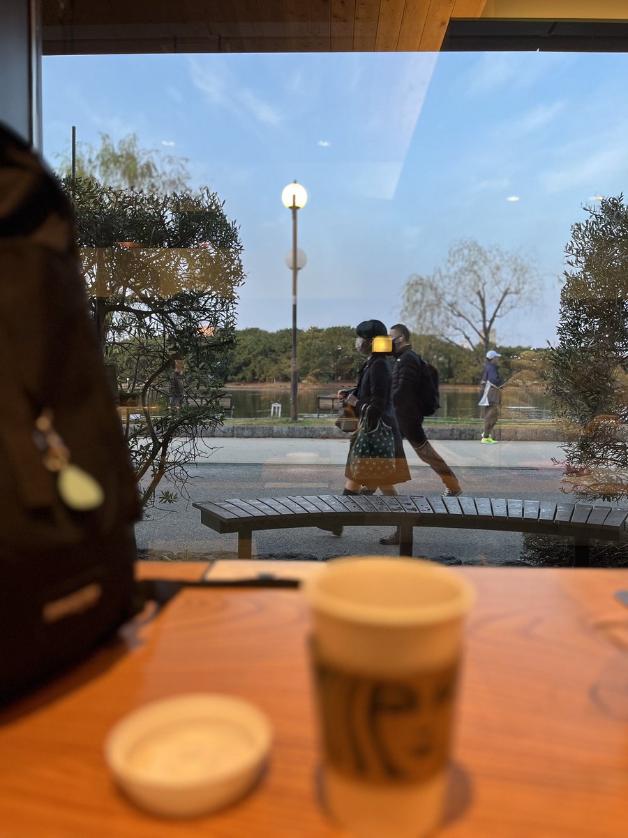 오호리 공원 스타벅스에서
우리집 아저씨와 커피 한 잔을 하면서 생각했다
나 지금 행복한것 같다고