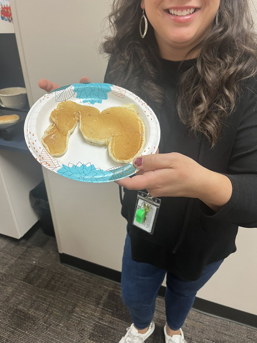 Blessed with the best!! EGE had some busy elves making pancakes this morning! <a href="/HumbleISD_EGE/">Elm Grove Elementary</a> #egeglows