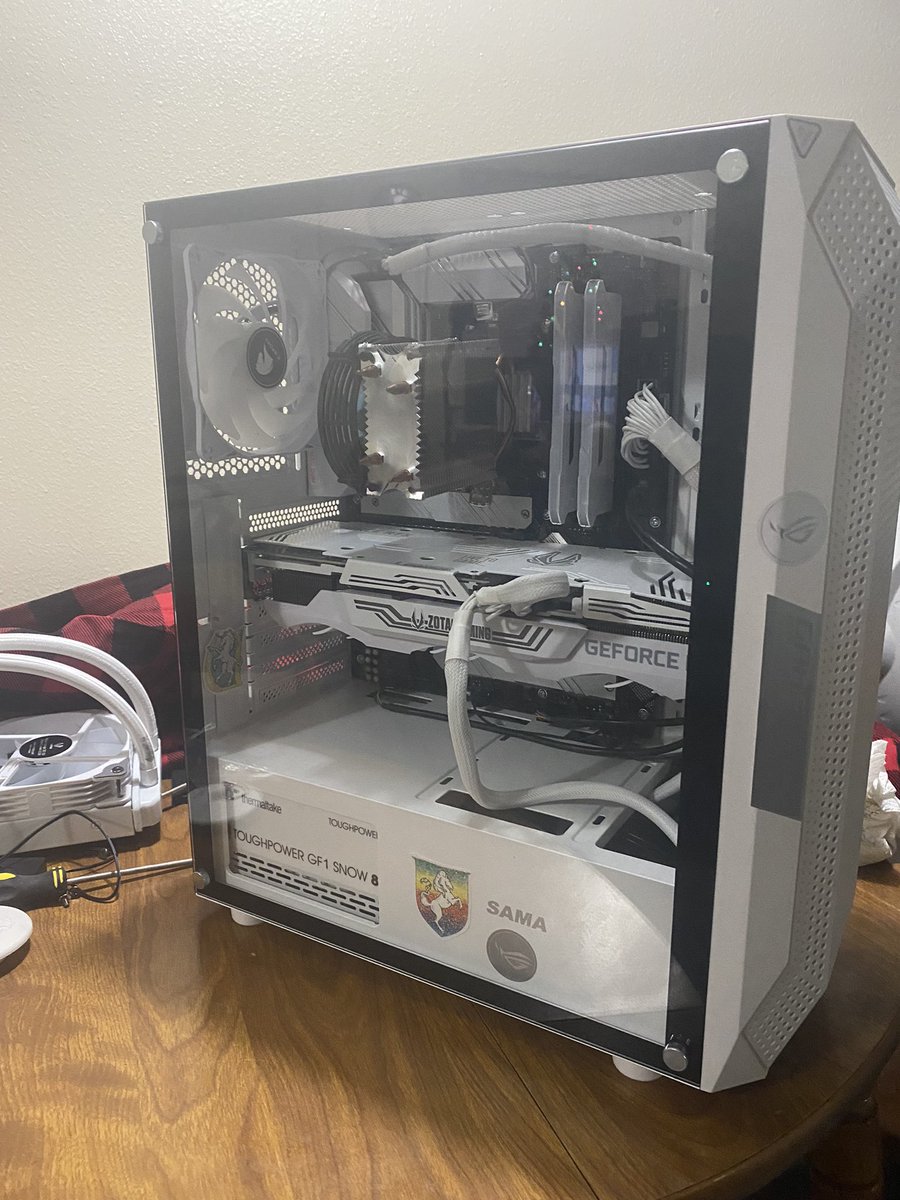 Snow White is built and in action. The old blue beast has finally retired. Now to figure out how to control the dang fan/mb lights.  I want PASTEL rainbow puke or white but red and green are stubborn.