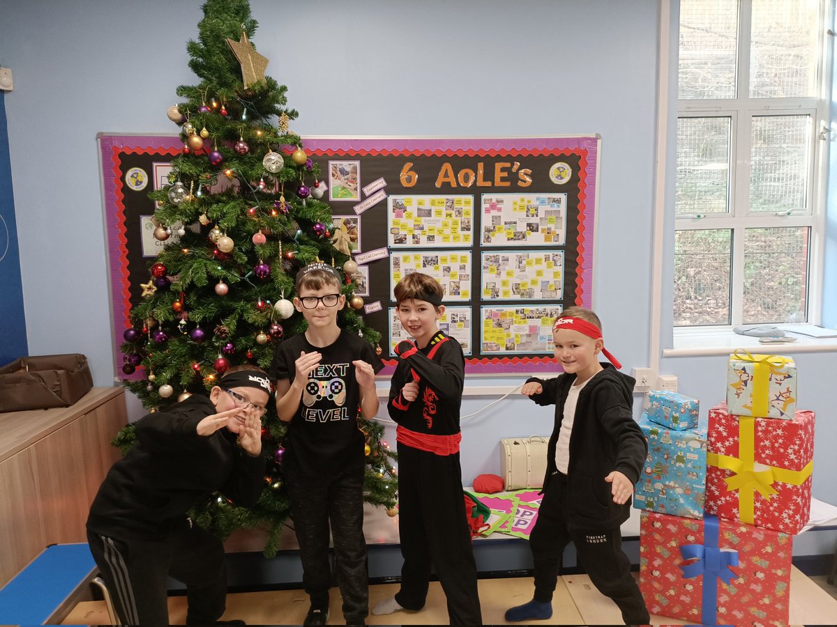 penrhiwceibr's tweet photo. It was such a pleasure watching these KS2 pupils deliver their parts in No One Wraps Like an Elf! Amazing! #SmashandGrab #workers #NinjaKnights #MintSpies https://t.co/yQN0pgNtyL