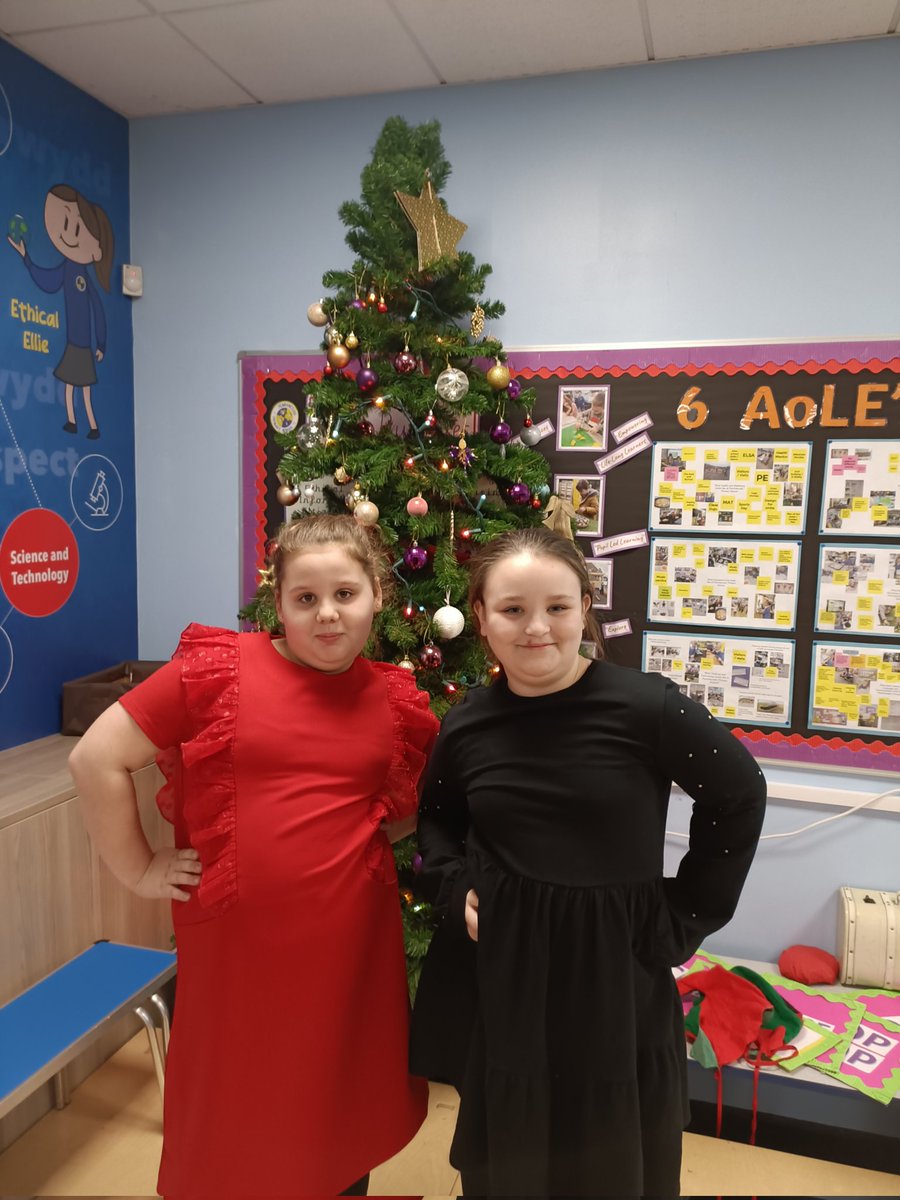 penrhiwceibr's tweet photo. It was such a pleasure watching these KS2 pupils deliver their parts in No One Wraps Like an Elf! Amazing! #SmashandGrab #workers #NinjaKnights #MintSpies https://t.co/yQN0pgNtyL