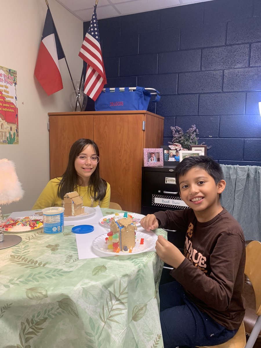 mrs_winters2's tweet photo. More Gingerbread Houses! These kiddos are experts!! @DeretchinCISD https://t.co/oBbXADsiYR