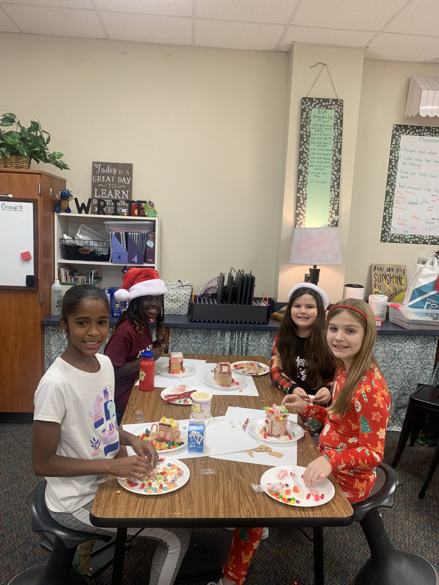 mrs_winters2's tweet photo. More Gingerbread Houses! These kiddos are experts!! @DeretchinCISD https://t.co/oBbXADsiYR