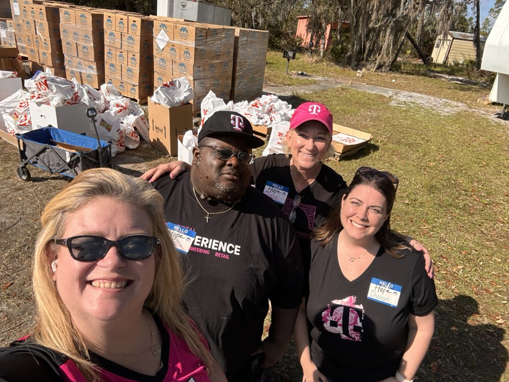 heatherlc1972's tweet photo. When the ER and HR partner teams for Tampa come together to serve our community! @stan_heatly @DeeanneKing @sharon_benchoff   #dayofgiving https://t.co/NZ6adjT4y4