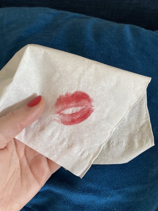 Why did my lipstick print come out so perfect? 💋 https://t.co/XrN8n0fXVD