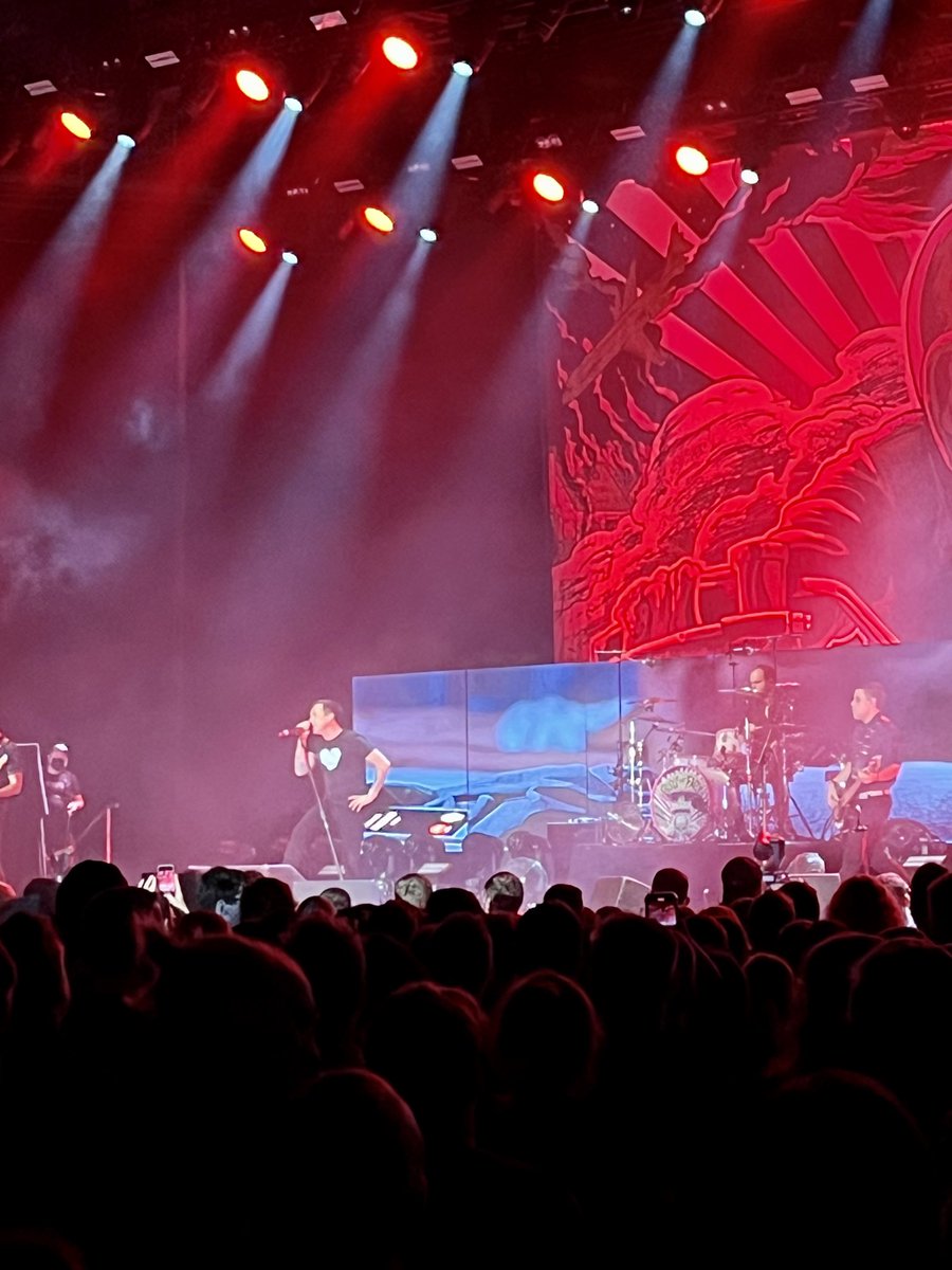 AndySchmitt9's tweet photo. #billytalent nice little punkrockshow with a small number of friends 😇🤘 https://t.co/HMPK14HOkN