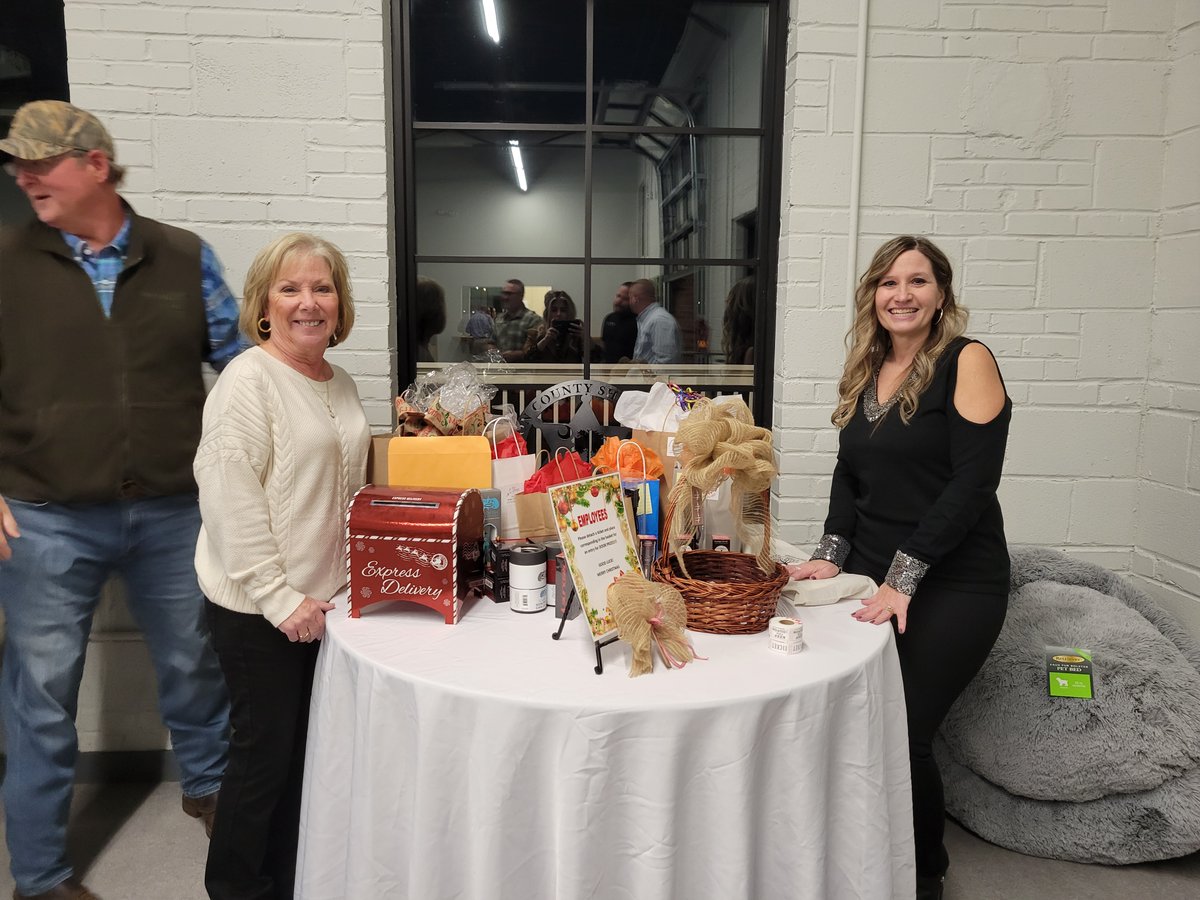 ccsocares's tweet photo. The Colleton Sheriff's Office had an amazing time at our annual Christmas gathering last night. Our deputies and staff are awesome, and we applaud them for their accomplishments and dedication to law enforcement and keeping Colleton citizens safe. #SwornToProtect #ccsocares https://t.co/UOlFRddjzg