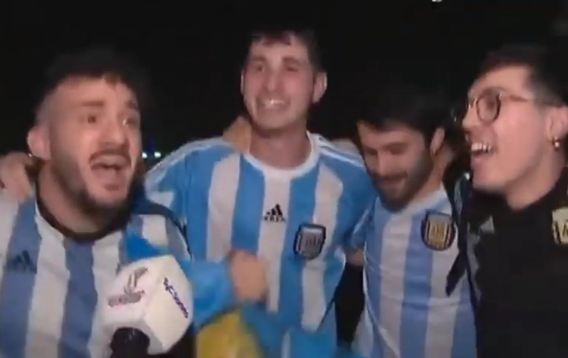DamiBlancoo's tweet photo. Los llamaron locos y ahora el domingo todo el país va a sacar del armario la canción más xenófoba y homofóbica que se haya escuchado en un estadio en la historia del fútbol https://t.co/Mwhrg1As3b