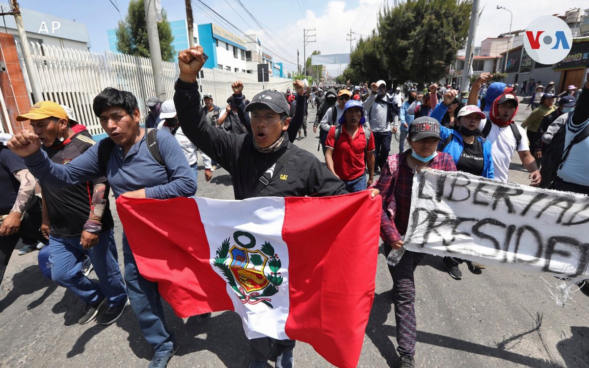 VozdeAmerica's tweet image. 🇵🇪 Siguen las protestas en Perú. La policía intenta controlar a los seguidores del destituido presidente peruano Pedro Castillo y los soldados despejaron un bloqueo en la carretera hacia el aeropuerto en Arequipa. 👉 Más noticias en vozdeamerica.com