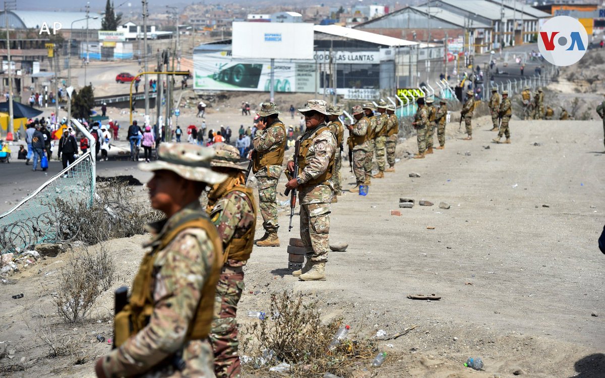 VozdeAmerica's tweet image. 🇵🇪 Siguen las protestas en Perú. La policía intenta controlar a los seguidores del destituido presidente peruano Pedro Castillo y los soldados despejaron un bloqueo en la carretera hacia el aeropuerto en Arequipa. 👉 Más noticias en vozdeamerica.com