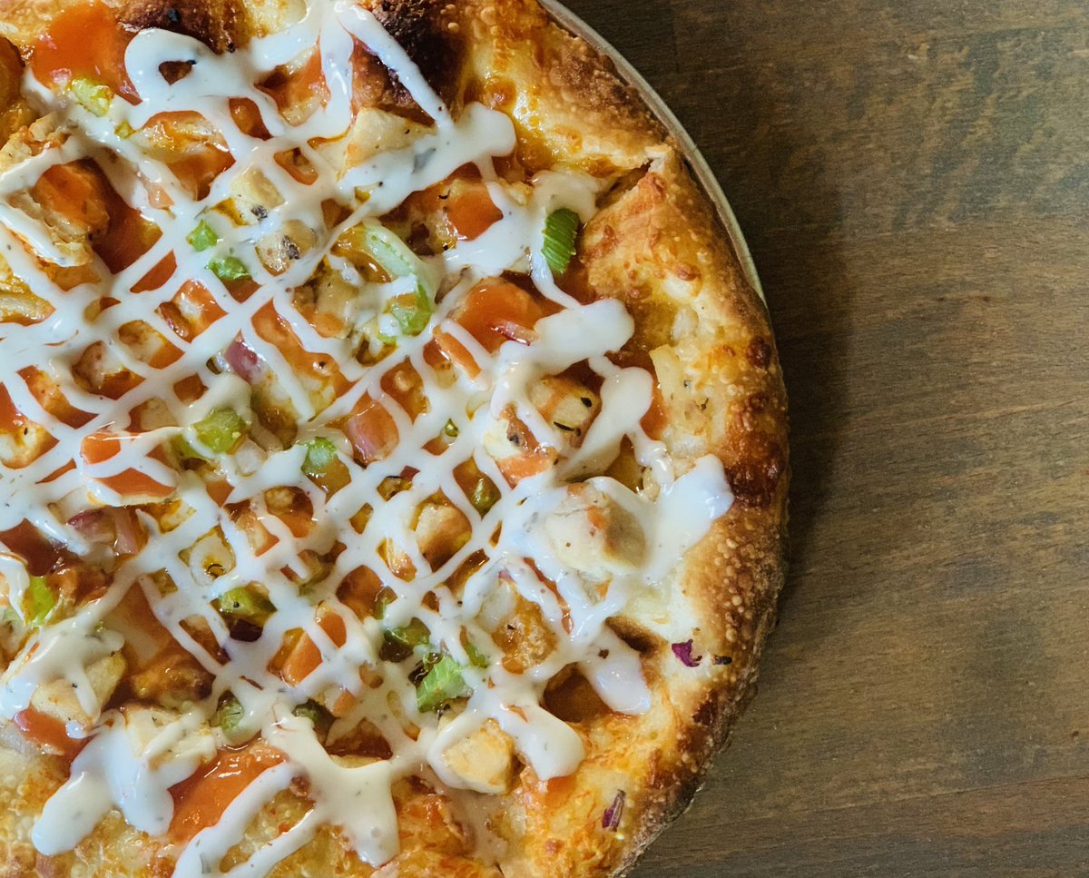 PlankRoadPizza's tweet image. It’s the crunch of the celery that does it for us on the St Charles St - our take on a Buffalo chicken pizza
.
#spicypizza #buffalochickenpizza #pizza #eatlocal #cottlevillemo #cottleville #keepcottlevillecool