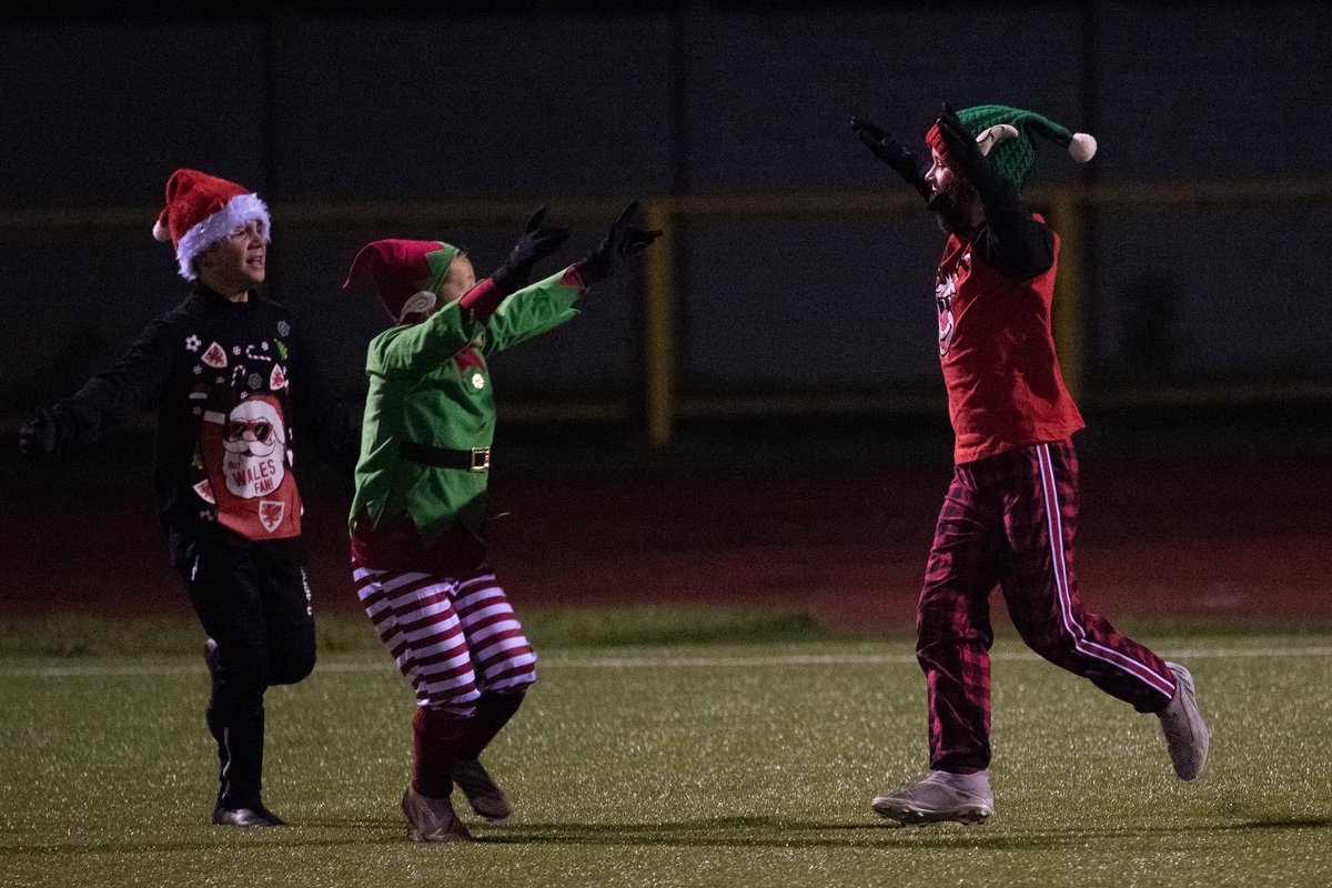 𝐀𝐜𝐚𝐝𝐞𝐦𝐲 𝐅𝐮𝐧𝐝𝐫𝐚𝐢𝐬𝐢𝐧𝐠

A great night for our <a href="/BTUAcademy/">Barry Town United Academy</a> who have been fundraising this evening for our Share a Smile Campaign.

Thank you all 💛💙