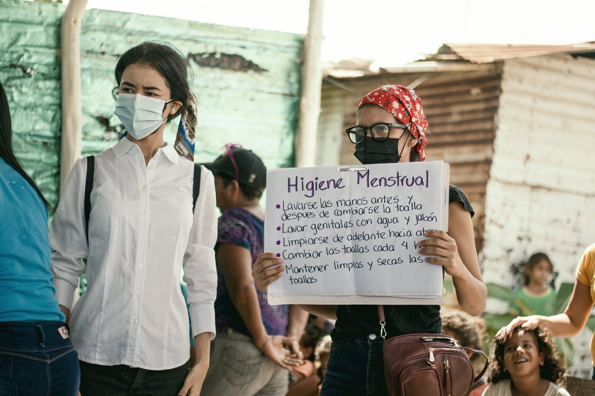 meals4hope's tweet photo. cambiando vidas ...talleres y kits de higiene menstrual para que niñas y mujeres vivan su menstruación con dignidad. El proyecto, desarrollado junto a @GOAL_Colombia con el apoyo de @Irish_Aid beneficia a 300 mujeres de comunidades en Anzoátegui, que nos regalan estas sonrisas https://t.co/0hvViArOyg