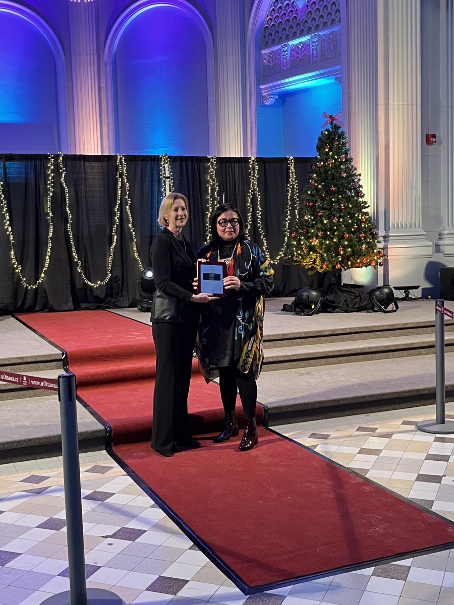 tshiane1's tweet image. Kuei ! Félicitations Eva , Prix du recteur , prix de l'équité , diversité et inclusion, impressionnant , réalisations de l'image de UO.  🌿🪶🧑🏻‍🏫💼⌚️📖