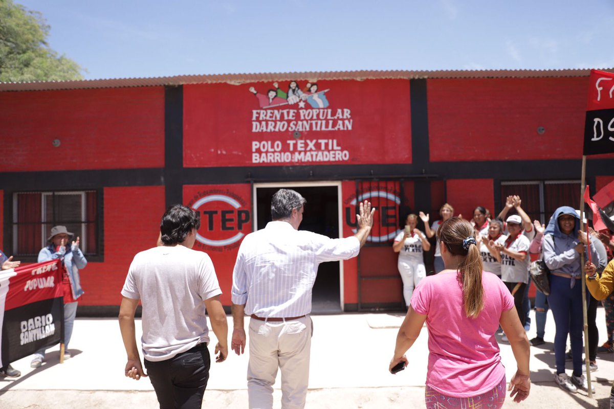 Chaco_Peronista's tweet photo. El @jmcapitanich En Sáenz Peña, visito el taller textil que hoy en día está generando 11 puestos de trabajo y que apuesta por expandirse ya que tendrán 16 nuevas máquinas. Más empleos de calidad, con industria local. https://t.co/WTNmfApAaJ