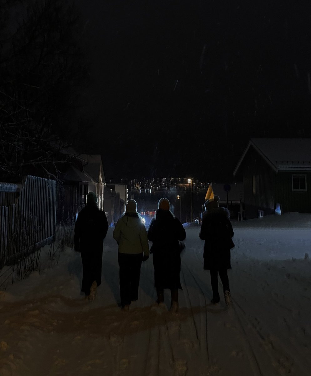 norapautmeier's tweet photo. Angekommen in kompletter Dunkelheit ❄️ Mit meinen Mädels bin ich die nächsten 4 Tage im hohen Norden Norwegens – in Tromsø. Hier haben wir momentan Polarnächte, das heißt gar kein Tageslicht mehr. Are we ready? 
#studierenweltweit #erlebees #norwegen #tromsø https://t.co/qKFbc7XV4w