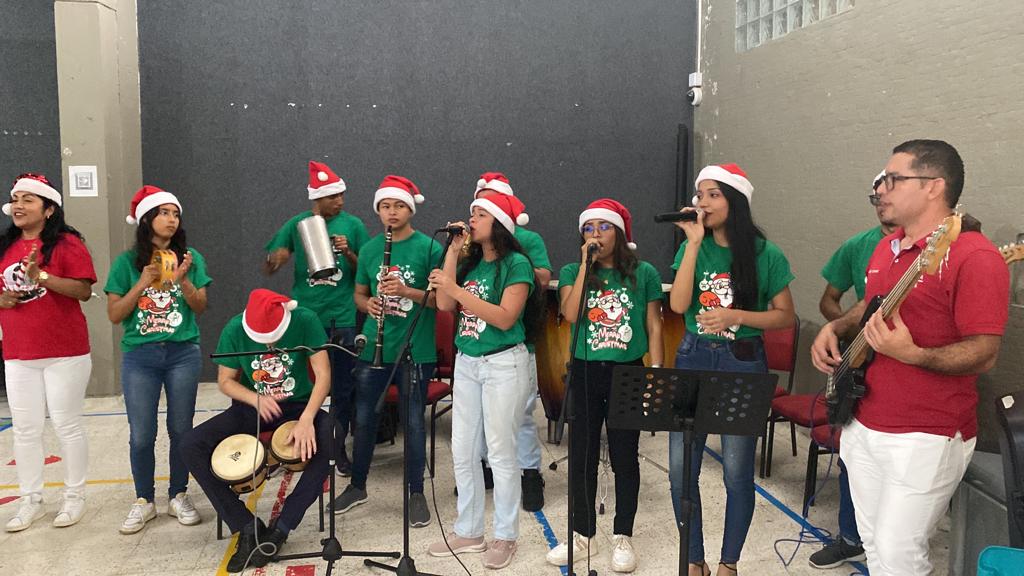 SenaAtlantico's tweet photo. 🎅Con gran alegría recibimos en nuestro Centro de Comercio y Servicios a 100 niños hijos de nuestros aprendices, quienes disfrutaron de un espacio en el que nuestros aprendices del programa: Gestión del Talento Humano los sorprendieron con una novena llena de risas y emoción🎄 https://t.co/G63JAUG7h0
