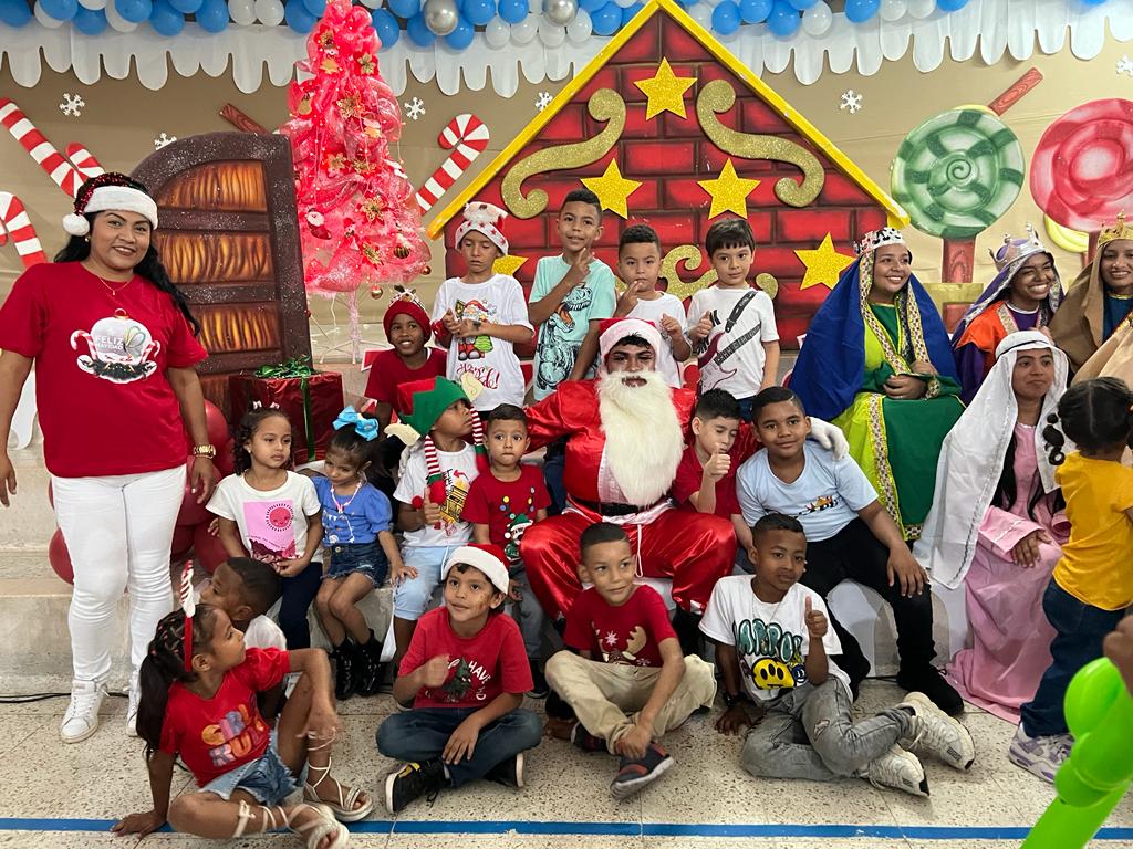 SenaAtlantico's tweet photo. 🎅Con gran alegría recibimos en nuestro Centro de Comercio y Servicios a 100 niños hijos de nuestros aprendices, quienes disfrutaron de un espacio en el que nuestros aprendices del programa: Gestión del Talento Humano los sorprendieron con una novena llena de risas y emoción🎄 https://t.co/G63JAUG7h0
