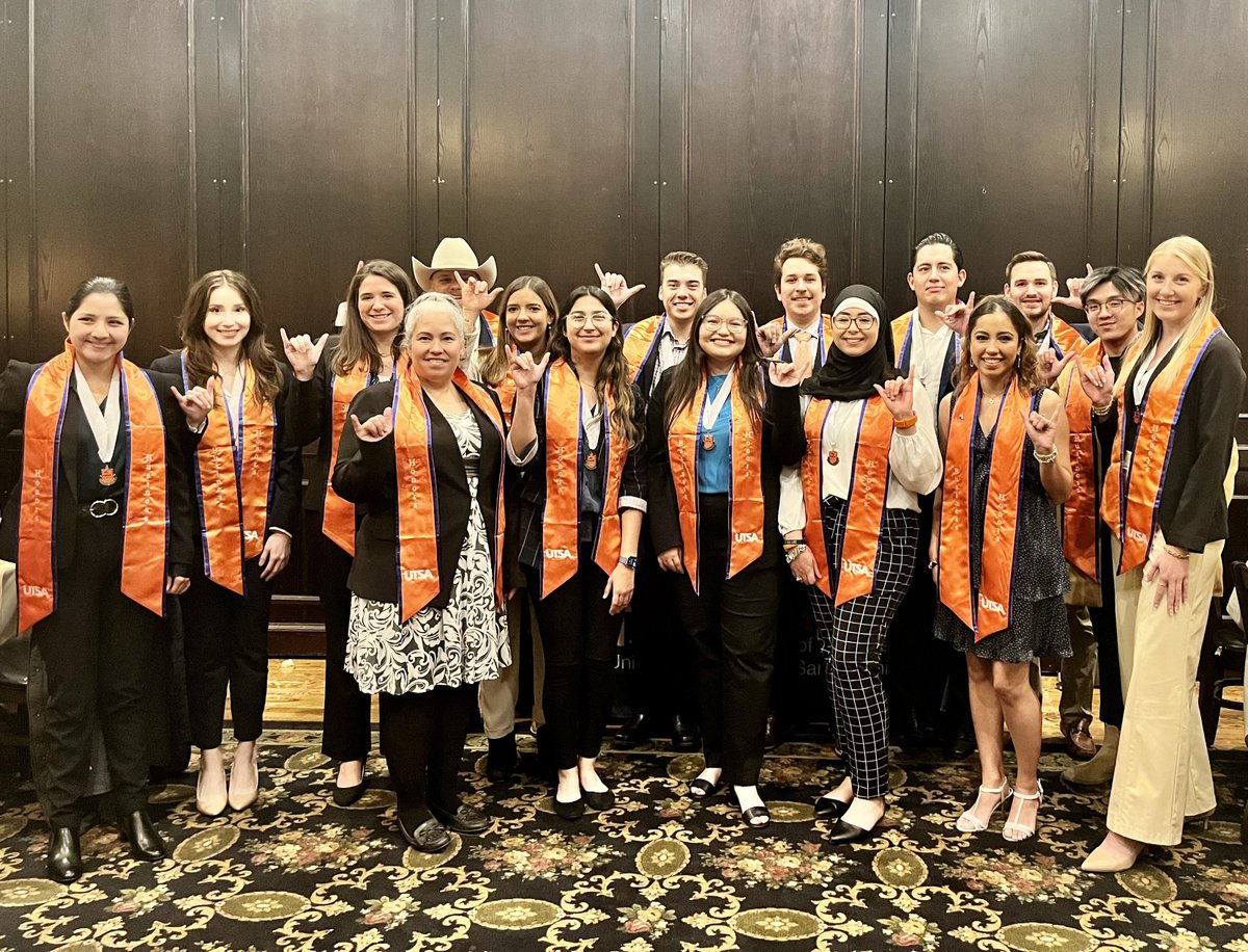 UTSABusiness's tweet image. Congratulations to the 27 Alvarez business students who graduated from our Business Honors Program this week!  The students excelled academically, served in leadership roles and were role models for their peers. 🧑🏽‍🎓🎉👩🏽‍🎓

#UTSAAlvarez #Business #UTSAGrad22