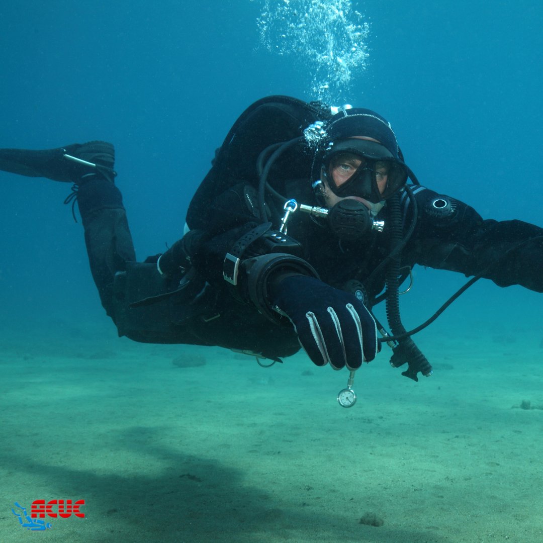 acucint's tweet photo. 🇪🇸 El #TrajeSeco no permite que nuestro cuerpo entre en contacto directo con el agua 🤿

👉 Inyecta aire en el espacio entre el buceador y el propio traje, a través de una válvula, y cuenta con ajustes en tobillos, muñecas y cuello

#TrajeDeBuceo #EquipoDeBuceo #cursosACUC #buceo https://t.co/TYmpKs8mZj
