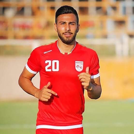 RodeloNanzy's tweet photo. El régimen iraní acaba d condenar a muerte a #AmirNasr-Azadani, futbolista de la selección de Irán, por pronunciarse a favor de las protestas por los derechos de las mujeres.Será ejecutado en la horca por pedir que dejen de asesinar, violar y violentar mujeres.
 #qatar2022 https://t.co/W8asbsFOXN
