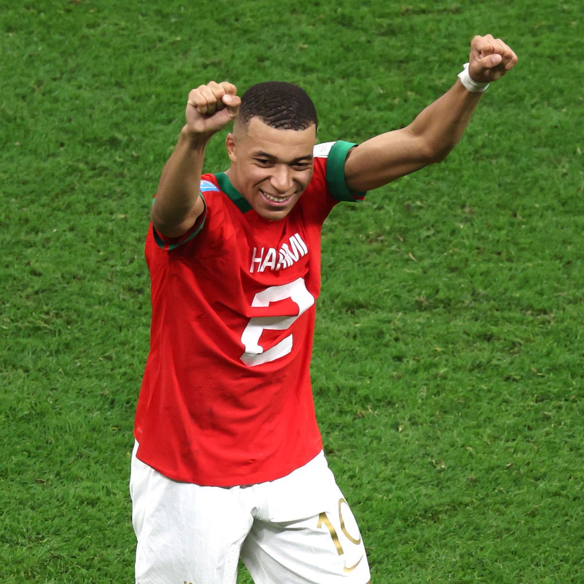 Mbappé colocou a camisa do Marrocos no final da partida em que classificou a França na final da Copa do Mundo. 🇲🇦