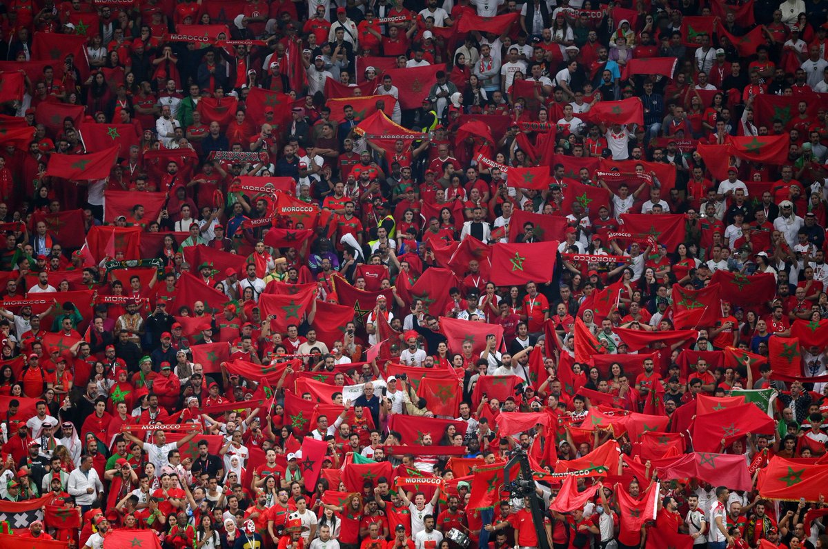 A seleção de Marrocos se ajoelhou para a sua torcida em forma de agradecimento no final da partida. 🇲🇦