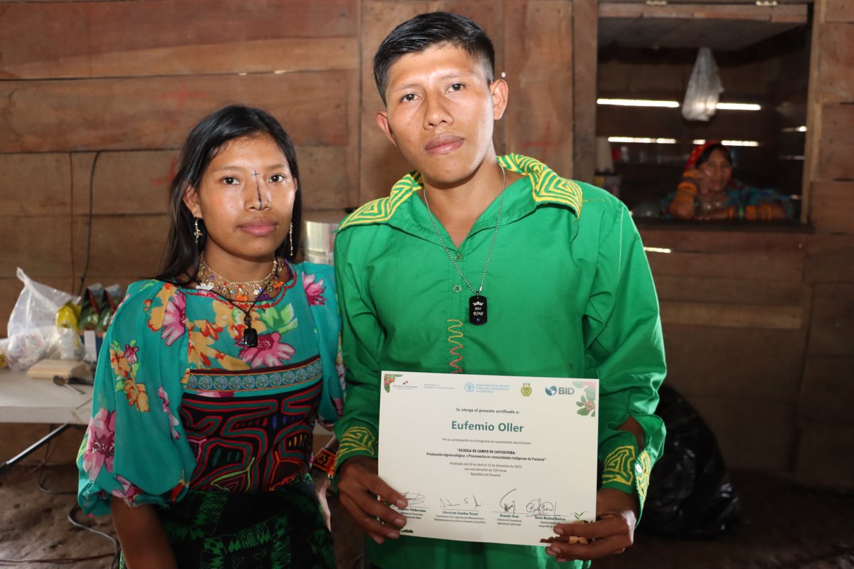 FAOMesoamerica's tweet photo. 📍Comarca Guna de Madungandí

Se desarrolló cierre de las Escuelas de Campo de café, en la que alrededor de 50 productores y productoras de esta comarca fortalecieron sus capacidades para mejorar las prácticas relacionadas a este cultivo.

@cafeduranpanama @el_BID @MIDAPma y @FAO https://t.co/DNw1k04npb