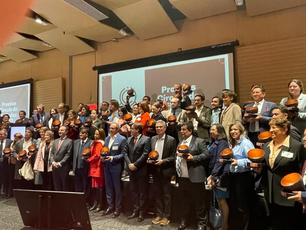 SoftManagement_'s tweet photo. 🏆Hoy recibimos con gran orgullo el Premio a la #Innovación de la @camaracomerbog. Los Premios del Círculo de Afiliados son el reconocimiento a empresas ejemplares que lideran transformaciones en competitividad, equidad de género, fidelidad, capacidad de innovación y desarrollo. https://t.co/fElqXhfth7