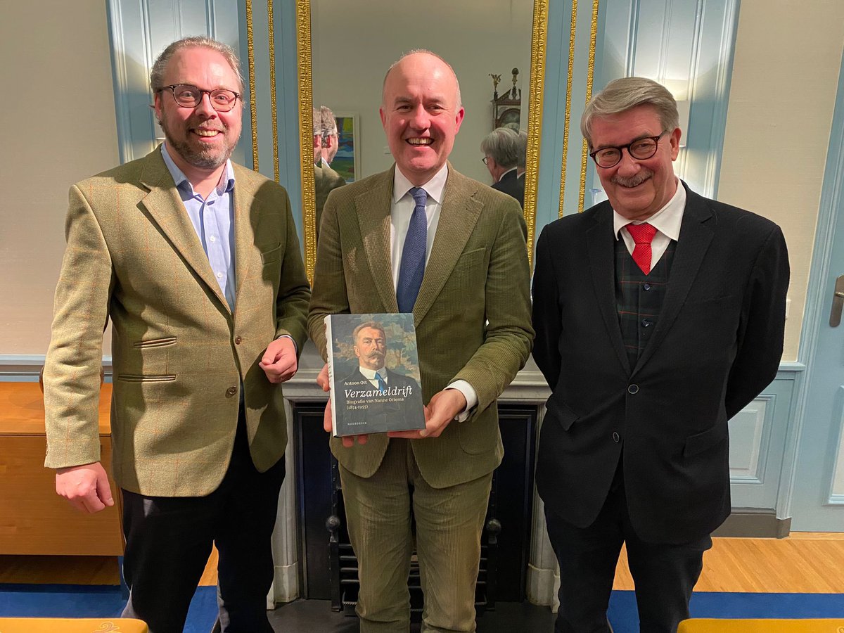 Artilaw's tweet photo. Vandaag samen met Lourens Oldersma (voorzitter Ottema-Kingma Stichting) een exemplaar van ‘Verzameldrift. Biografie van Nanne Ottema (1874-1955)’ overhandigd aan Arno Brok, Commissaris van de Koning in Friesland. https://t.co/dvaAYbjavD