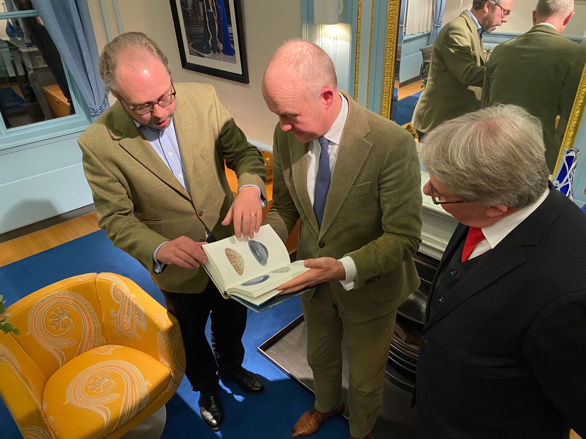 Vandaag samen met Lourens Oldersma (voorzitter Ottema-Kingma Stichting) een exemplaar van ‘Verzameldrift. Biografie van Nanne Ottema (1874-1955)’ overhandigd aan Arno Brok, Commissaris van de Koning in Friesland.