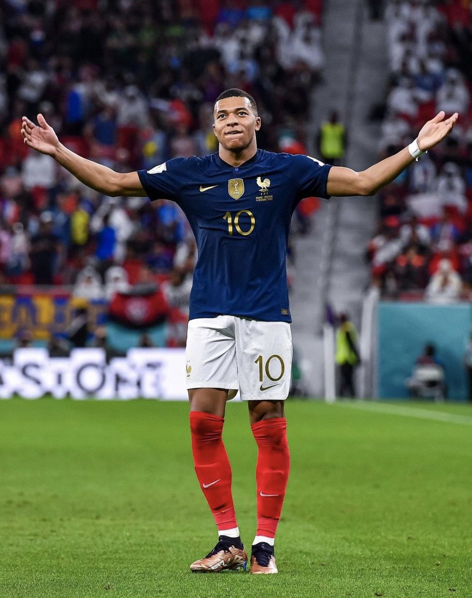 InvictosSomos's tweet photo. Kylian Mbappé en Mundiales:

➦ 9 goles.
➦ 2 asistencias.
➦ 1 penal provocado.
➦ 13 partidos.
➦ 2 finales.
➦ Campeón del mundo en Rusia 2018.
➦ MVP joven en Rusia 2018.
➦ Marcó y asistió grupos.
➦ Marcó y asistió en octavos.
➦ Marcó en final.

Apenas 23 años.

DEMENCIAL. https://t.co/gBheuIodUD