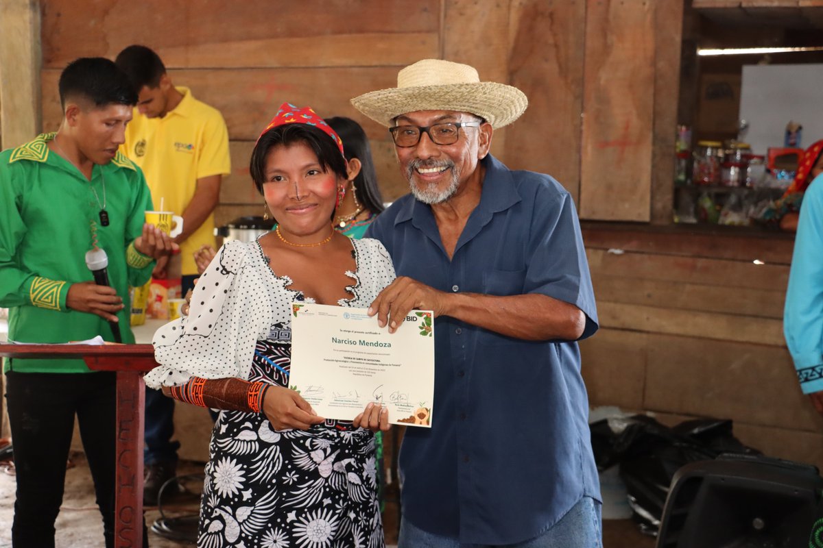 FAOMesoamerica's tweet photo. 📍Comarca Guna de Madungandí

Se desarrolló cierre de las Escuelas de Campo de café, en la que alrededor de 50 productores y productoras de esta comarca fortalecieron sus capacidades para mejorar las prácticas relacionadas a este cultivo.

@cafeduranpanama @el_BID @MIDAPma y @FAO https://t.co/DNw1k04npb