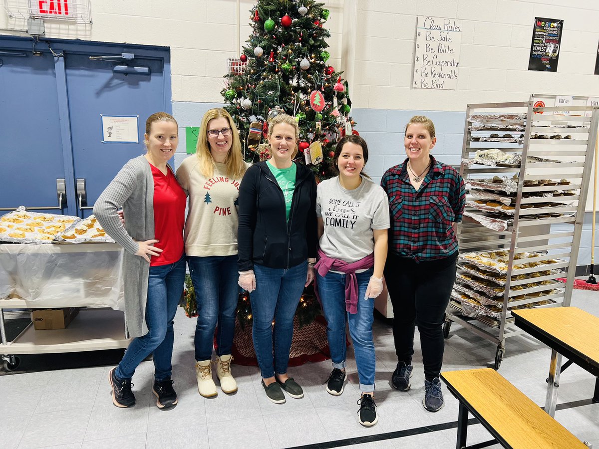 PutnamWVSchools's tweet photo. Conner Street Elementary enjoys a lovely Christmas Lunch! Thank you, CSE Cooks &amp; Staff! ❤️🎁 #CSELeaders #PositivelyPUTNAM #PutnamProud https://t.co/gZWd83U9It