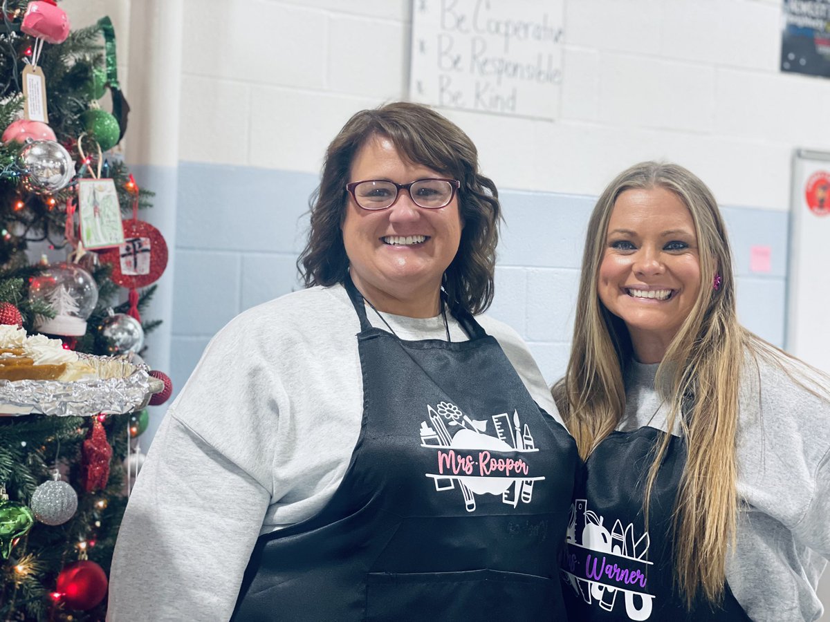 PutnamWVSchools's tweet photo. Conner Street Elementary enjoys a lovely Christmas Lunch! Thank you, CSE Cooks &amp; Staff! ❤️🎁 #CSELeaders #PositivelyPUTNAM #PutnamProud https://t.co/gZWd83U9It