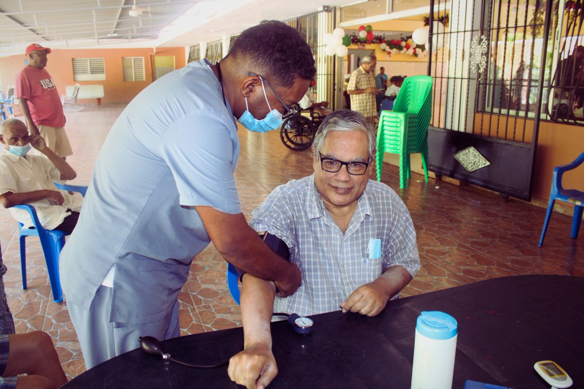 Estuvimos compartiendo historias, chistes y baile con los envejecientes, del Hogar de Ancianos San Francisco de Asís, dónde disfrutamos de la agradable compañía y calor que nos brindan los mayores.