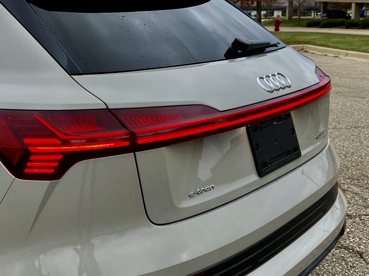 We can't stop staring at this Pre-Owned 2021 Audi e-tron Premium Plus that just arrived. #stunning bit.ly/3FrvSHv