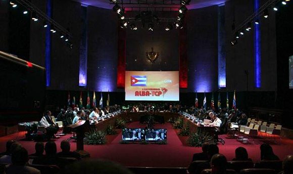 El nacimiento del #ALBAUnida el 14 de diciembre de 2004 por Hugo Chávez🇻🇪 y Fidel Castro🇨🇺 anunciaba a los pobres del mundo: “Es el siglo de la esperanza, es el siglo de la resurrección del sueño bolivariano, del sueño de Martí”. #SomosDelBarrio #CDRCuba #Cuba 
📸 <a href="/fotoIsmaelito/">Ismael Francisco </a>
