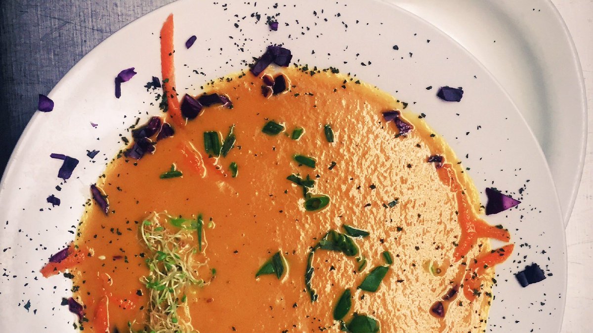 Give the gift of Heartwood this holiday season 🧡 with the purchase a gift card for more than $28 in the month of December, we will give you a $10 gift card for you to enjoy one of our famous Heartwood Bowls on your next visit! 🥕🫑🍅 #HeartwoodHoliday #HappyBirthdayHeartwood