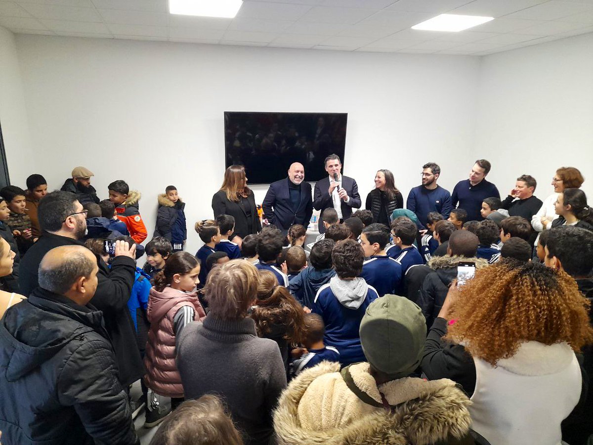 EricPiolle's tweet photo. Les clubs sportifs, c'est beaucoup plus que des entraînements et des matchs. 

Fier d'inaugurer les locaux du #FC2A qui seront le foyer du vivre ensemble et de l'éducation populaire par le sport ! 🌱⚽️💪🏻 https://t.co/YM1fZINJWZ