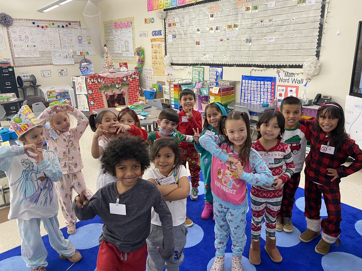 MsRivasClass's tweet photo. Feeling festive 🎄❄️ https://t.co/JXPiOMriJF