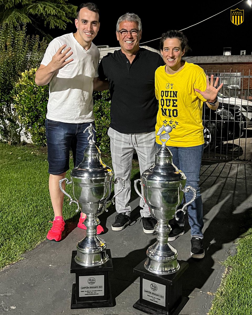 FutbolSalaCAP's tweet photo. 𝑯𝒊𝒔𝒕𝒐𝒓𝒊𝒄𝒐𝒔

@NicoOrdoqui10 y @Crocano7 junto con Pablo Javier Bengoechea festejando los campeonatos obtenidos 🖐️

#VamosCarbonero 🟡⚫ https://t.co/iVtCw1d3tz