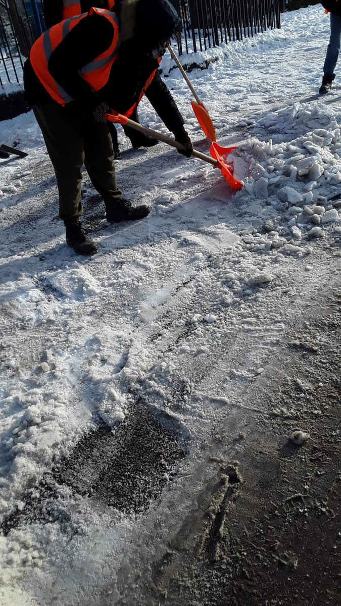LondonPS_CP's tweet photo. #LondonCommunityPayback were out supporting Hawkswood School @wfcouncil clearing the school grounds & pathways to the school to create a safer environment for pupils & staff. People on Probation were really happy to help #londonsnow #makingadifference #payingbackinthecommunity https://t.co/J7WOUt9ctJ